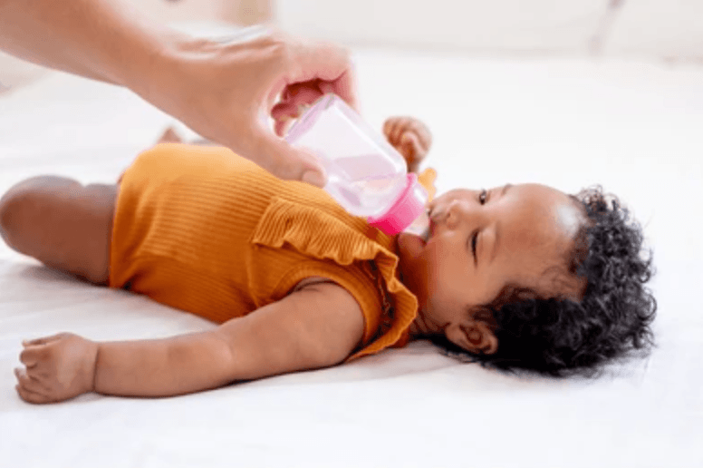 Bébé buvant de l'eau